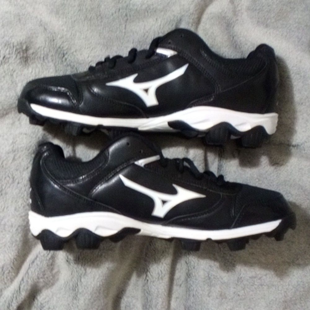 Baseball cleats. - Picture 4 of 7